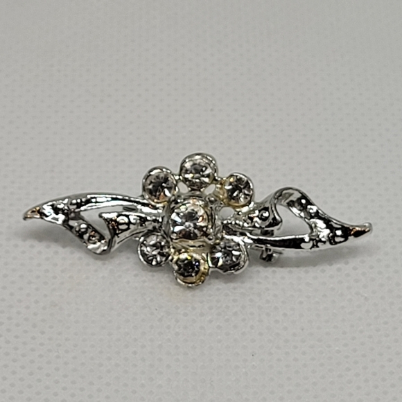 BEAUTIFUL Dainty Rhinestone Costume Brooch - Picture 3 of 14